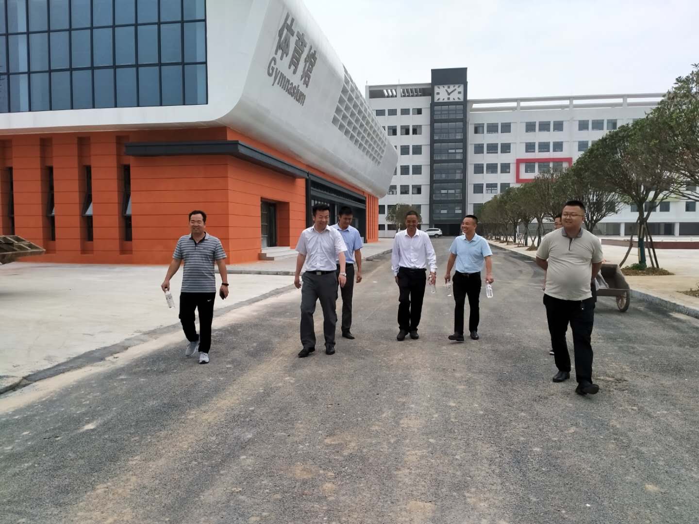 福泉市人民政府王橋順副市長到堡子小學調研項目工程建設掃尾工作