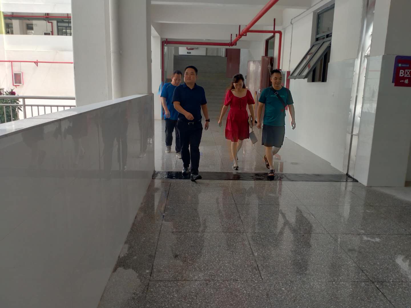 福泉市人民政府王橋順副市長到堡子小學調研項目工程建設掃尾工作